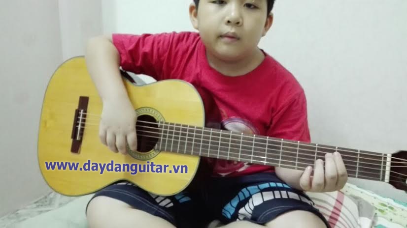 Hình ảnh giáo viên dạy đàn guitar